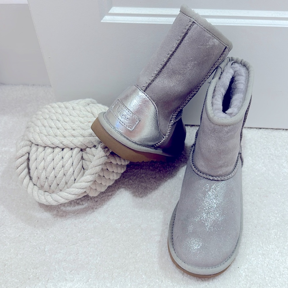 Ugg Classic Metallic Silver Shimmer sz 2